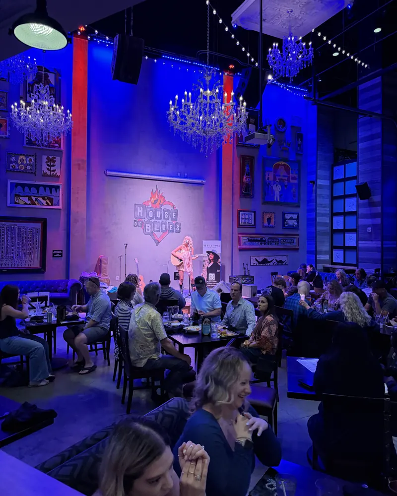 A full dining room watching Bella Popa perform at House of Blues